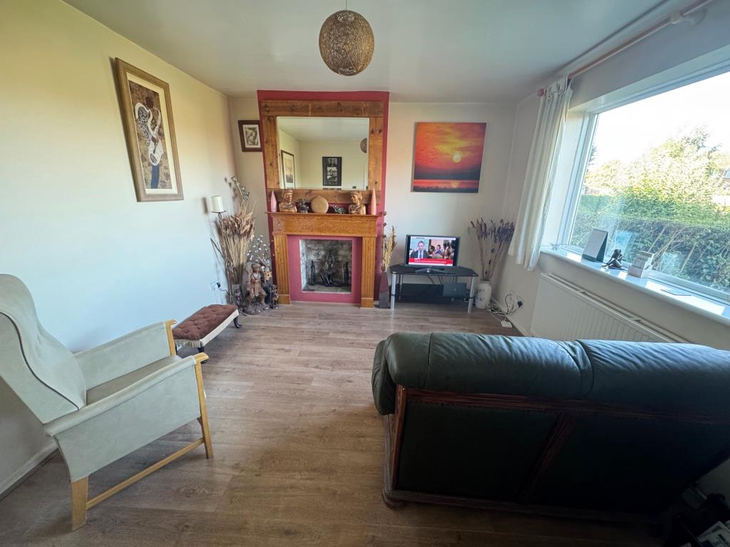 Lot: 169 - SEMI-DETACHED HOUSE - Living room